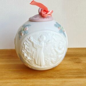 Lladró Spain 1997 Christmas ball ornament annual collectible in matte porcelain